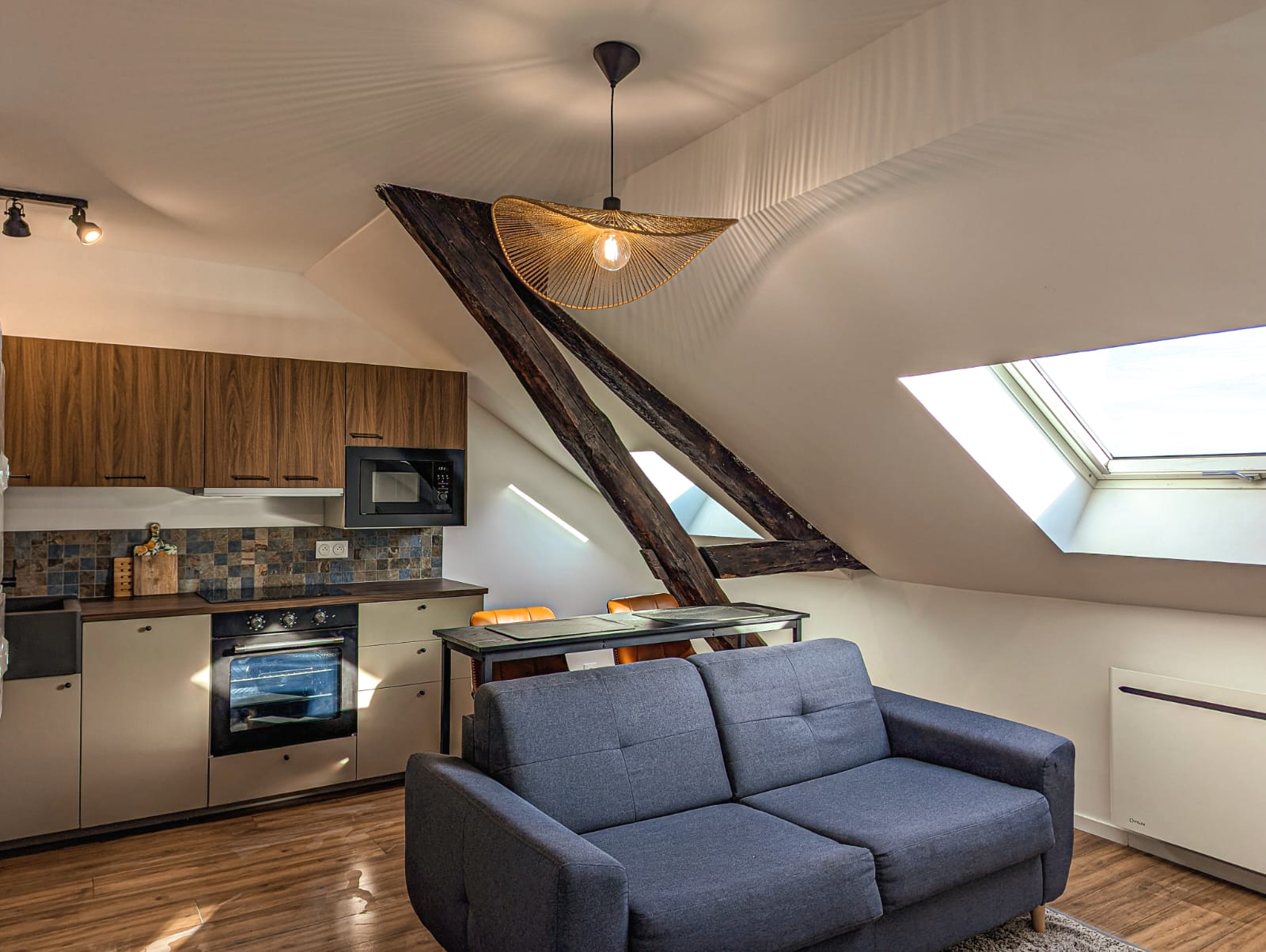 Le même appartement après rénovation, parquet et peinture refaits